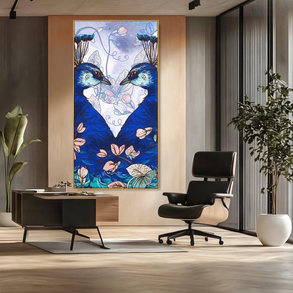 Tablou canvas cu tablou canvas cu doi pauni albastri, in rama de aluminiu auriu, pe perete intr-un birou